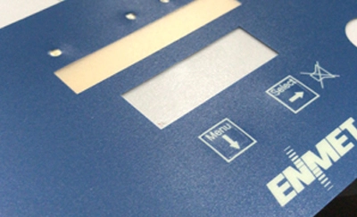 Het LED-toetsenbord met ingebouwde membraanschakelaar heeft twee structuren van LED-circuit en lager circuit in dezelfde laag en verschillende lagen